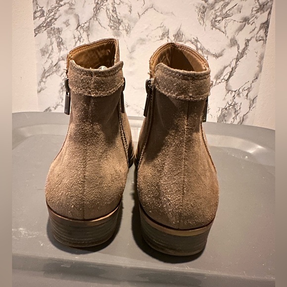 Lucky Brand LK Breah Suede Heeled Ankle Booties Taupe Women's Sz 10M/40 EUC - Picture 3 of 5